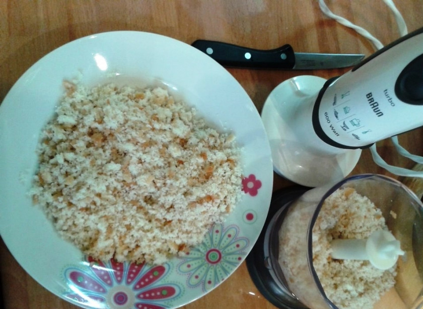 1. Этап. Отбивные из телятины сочные: Измельчите белый хлеб с помощью кухонной техники или вручную.