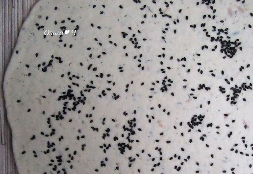 1. Этап. Картофельные крекеры с тунцом Новогодний хруст: Как вариант просто посыпьте тесто кунжутом или семечками, и пройдитесь скалкой.