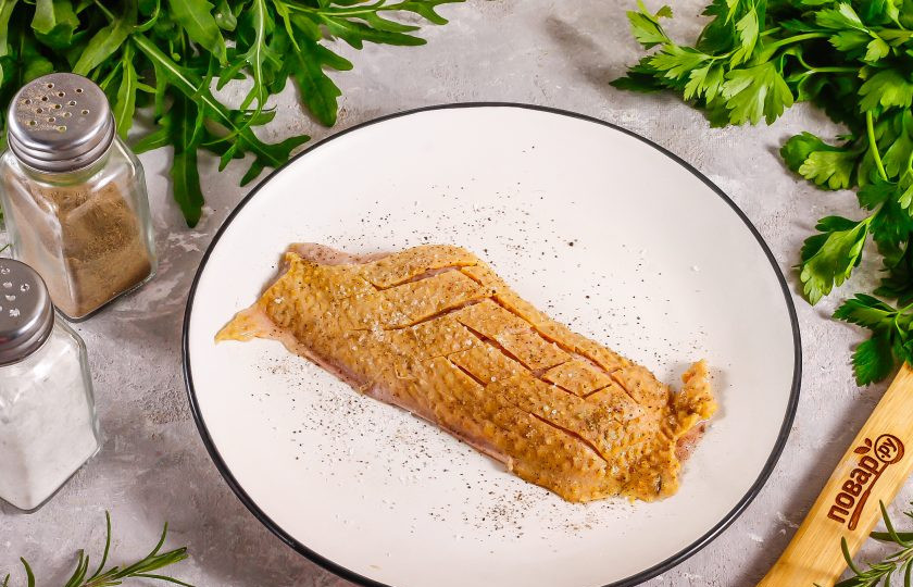 1. Этап. Салат с уткой и рукколой: Утиную грудку промойте и просушите бумажными салфетками. Острым ножом аккуратно нарежьте кожу полосками вдоль и поперек, не дорезая до мяса.