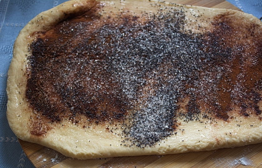 1. Этап. Сладкие дрожжевые булочки: Разделите тесто на 4 части. Из каждой раскатайте пласт. Пласт смазать растопленным сливочным маслом (используйте кисточку). Посыпьте корицей, маком, сахаром. Сверните в рулет.