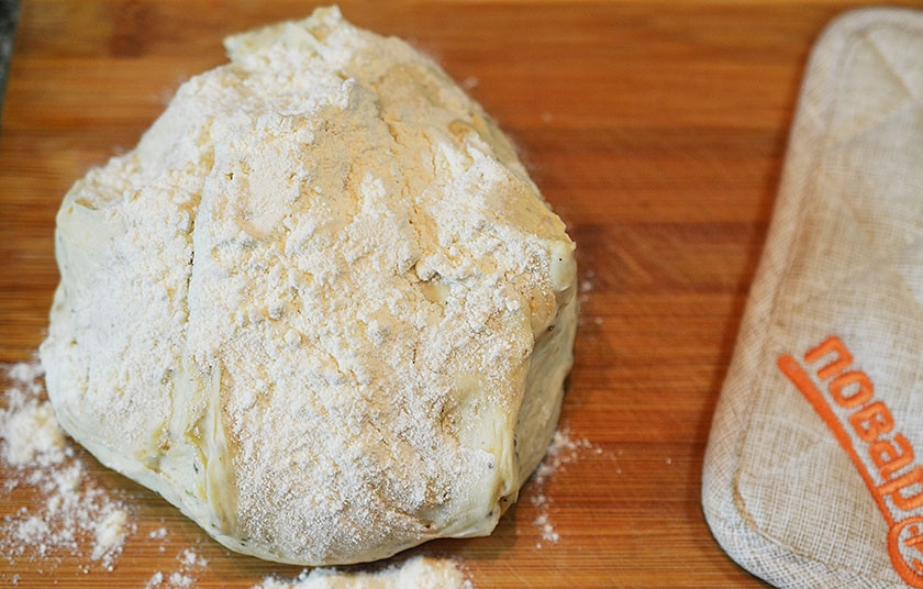 1. Этап. Сырный хлеб с маслинами и помидорами черри: Добавьте просеянную муку с разрыхлителем, молоко. Перемешайте до однородного состояния.