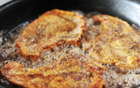 1. Этап. Свиная отбивная: Перевернуть щипцами и готовить еще около 2 минут.