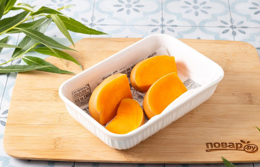 1. Этап. Тыквенный смузи на кокосовом молоке: Тыкву тщательно помойте, затем порежьте крупными кусочками. Выложите на противень и запекайте при температуре 190 градусов до мягкости. Это займет примерно 30-40 минут. Также можно просто отварить тыкву кубиками или приготовить на пару. После остудите тыкву.