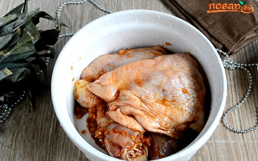 1. Этап. Курица, запеченная с ананасами: Когда курица замаринуется, ее (без маринада, однако маринад пока не выливайте, он еще пригодится) необходимо выложить в форму для запекания, смазанную маслом.