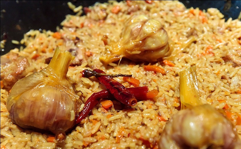 1. Этап. Ферганский плов: 14. Самое время отправить обратно в казан чеснок с перцем, накрыть крышкой и на медленном огне томить еще около получаса. Вот и все, традиционный ферганский плов в домашних условиях готов.