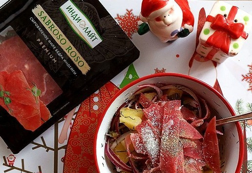 1. Этап. Салат послепраздничный Застольный: Перчим, добавляем немного сахара для сбалансированного вкуса. Перемешиваем и пробуем. Сахар и соль кладите по вкусу. Я не солила. Мне соли в салате хватило от огурца и индейки.