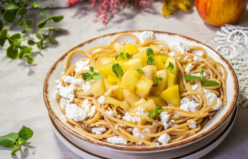 1. Этап. Спагетти с творогом и яблоком: Приятного аппетита!