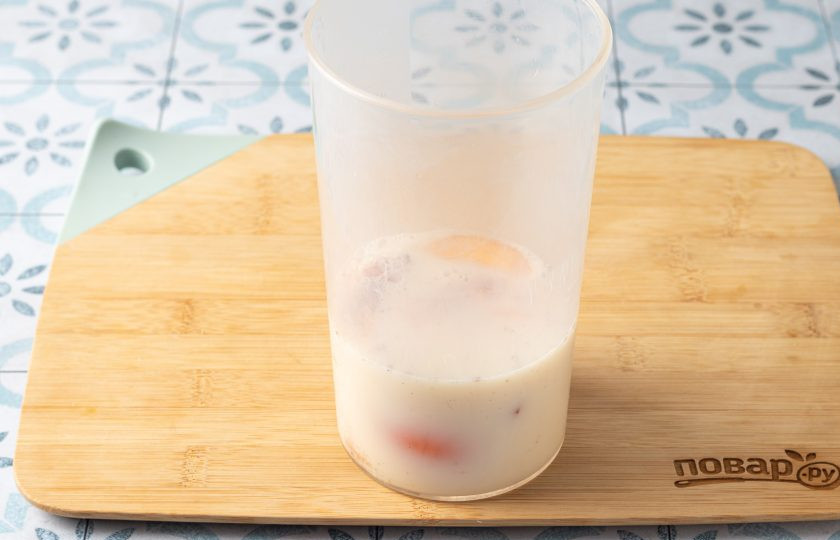 1. Этап. Молочный коктейль с хурмой: В стакан для измельчения переложите хурму, влейте молоко и добавьте щепотку корицы.