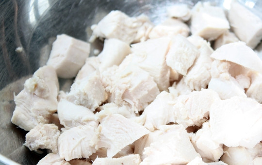 1. Этап. Салат из фасоли с курицей: 1. Куриные грудки мою и отвариваю до готовности, затем остужаю и нарезаю крупными кубиками.