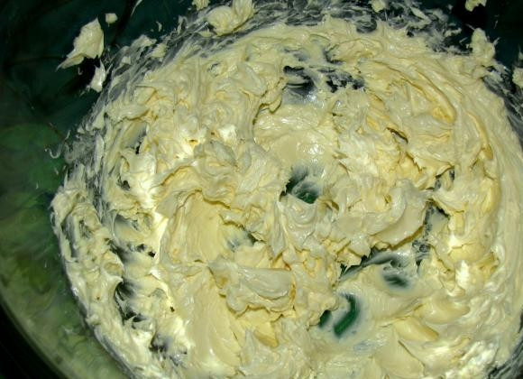 1. Этап. Заварной крем из манки: Отдельно взбейте миксером масло сливочное.