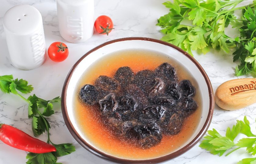 1. Этап. Постная гречневая каша с черносливом: Залейте чернослив кипятком на 5 минут, а затем воду слейте.