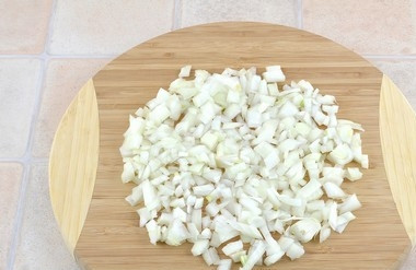 1. Этап. Рыба с луком и морковью: Очищенный лук мелко нашинкуйте.