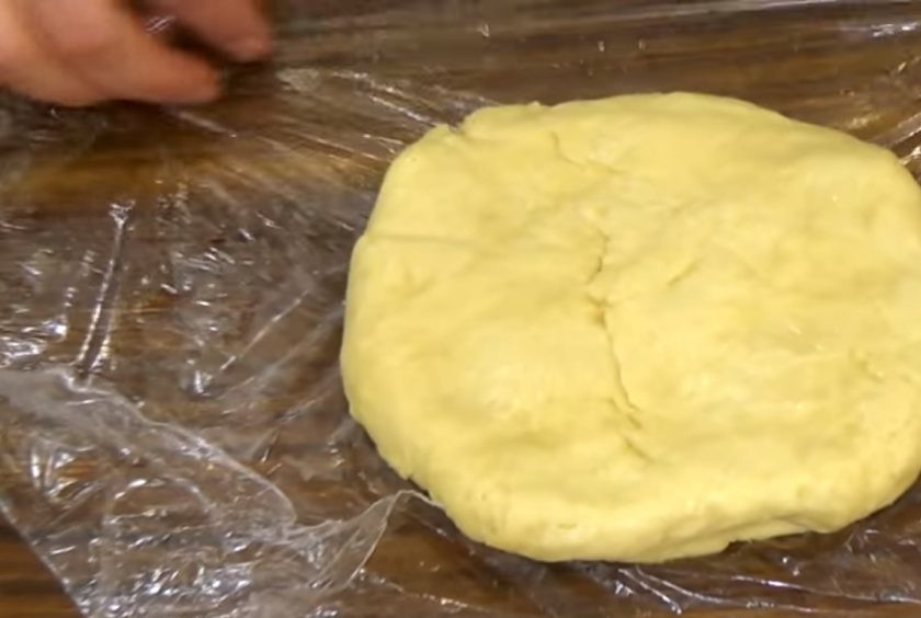 1. Этап. Картофельный перевернутый пирог: 2. Заверните тесто в пищевую пленку и отправьте в холодильник на 30 минут. Картофель очистите и нарежьте тонкими пластинками. Смешайте картофель с солью и прованскими травами.