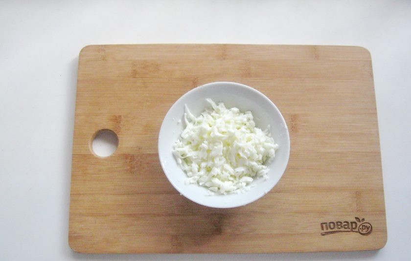 1. Этап. Салат Счастливый Ганс: Яйца сварите вкрутую, охладите и очистите. Белки отделите от желтков и натрите на терке.