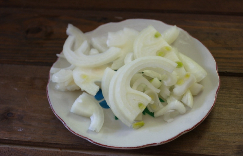 1. Этап. Рис с курицей и ананасами: Рис поставьте вариться на огонь. Когда закипит, уменьшите огонь до минимума и варите рис до готовности. Пока рис варится, нарезаем лук.