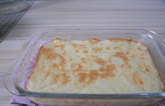 1. Этап. Детская картофельная запеканка с фаршем: 7. Поставьте форму для запекания в духовку, разогретую до 180 градусов, на 25-30 минут. Когда запеканка подрумянится и будет готова, достаньте и подавайте ее к столу после того, как она слегка остынет. Приятного аппетита!