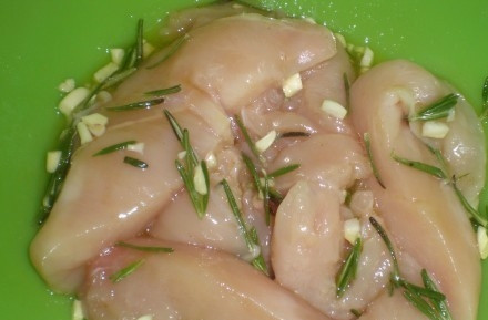 1. Этап. Куриная грудка в медово-розмариновом маринаде: После этого обжарьте филе по 2 минуты с каждой стороны в масле.