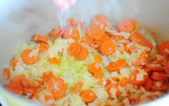 1. Этап. Морковный сквош: Посыпать немного соли.