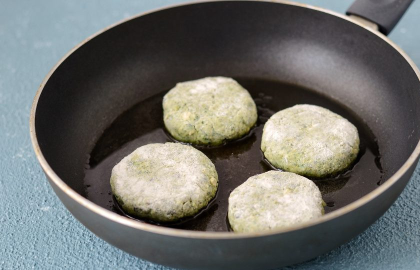 1. Этап. Рыбные котлеты без рыбы: Разогрейте сковороду на среднем огне. Обжарьте котлеты по 5 минут с каждой стороны до румяной корочки.