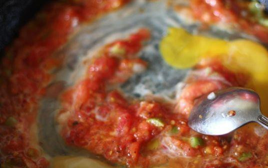 1. Этап. Яичница по-турецки: Немного овощи упарить, чтоб не было слишком много воды, затем добавить взбитые венчиком яйца. Все перемешать.