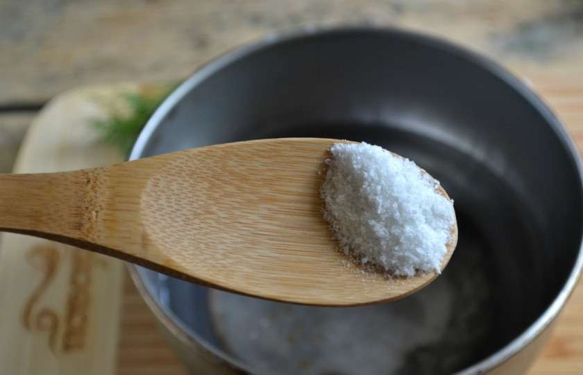 1. Этап. Маринованная капуста с помидорами: Для приготовления маринада подготовьте небольшую кастрюльку. В ней подогрейте воду, добавьте соль, сахар. Оставьте на медленном огне на 2-3 минуты.