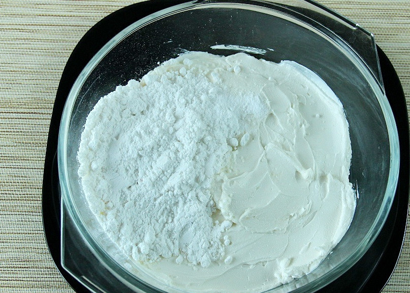 1. Этап. Торт творожный с творожным сыром: Пока приготовьте начинку. Взбейте миксером сыр с крахмалом и сахарной пудрой.