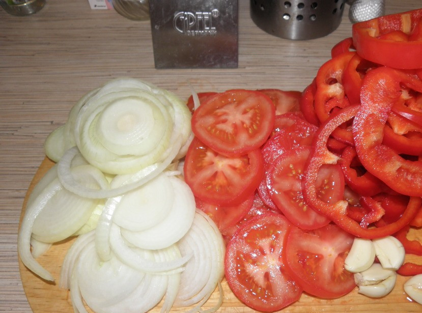 1. Этап. Баранина в собственном соку: Овощи крупно порежьте, чеснок раздавите ножом.