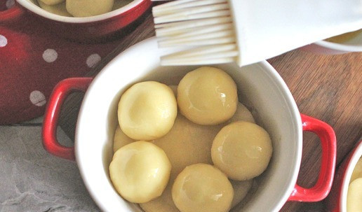 1. Этап. Булочки для бургеров: Смазать булочки взбитым желтком с молоком.