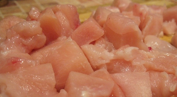 1. Этап. Суп из куриной грудки: Куриное мясо нарезаем большими кубиками.
