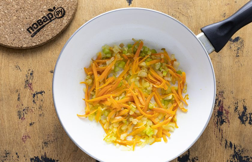 1. Этап. Грузинский суп из фасоли с овощами: Пока варится рис, мелко порубите репчатый лук и сельдерей, морковь натрите на терке. Обжарьте овощи до золотистого цвета в небольшом количества растительного масла.