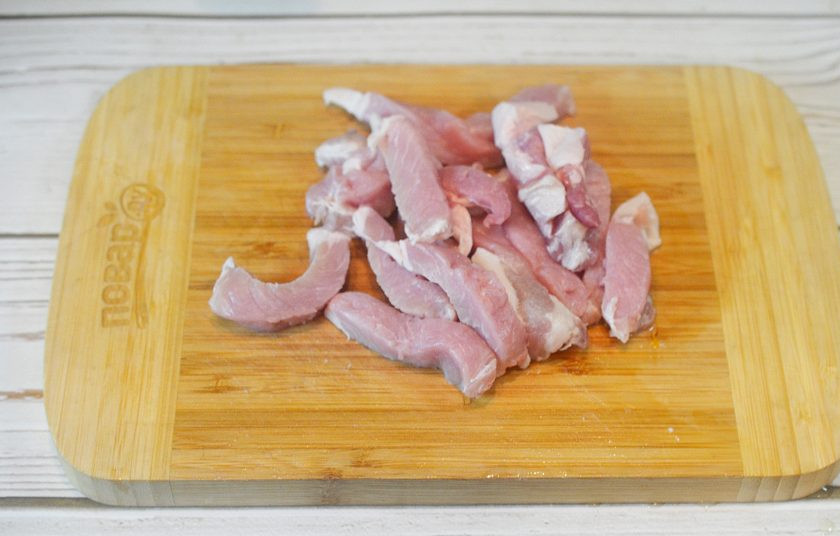 1. Этап. Свинина с паприкой: 1. Свинину нарежьте на кусочки.
