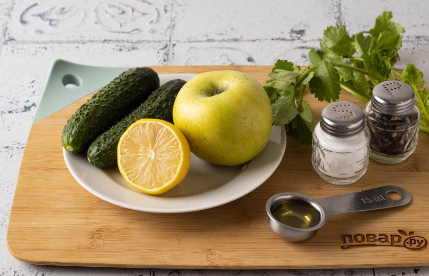 1. Этап. Салат из яблок и огурцов: Подготовьте все ингредиенты.