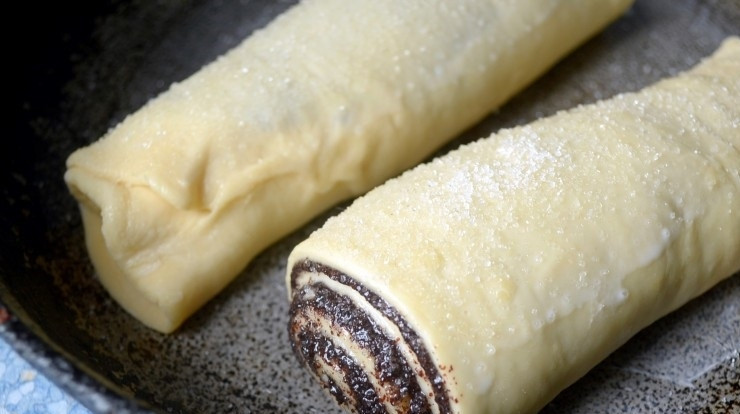 1. Этап. Маковый рулет без дрожжей: 7. Аккуратно сверните пласт в рулет, смажьте молоком и посыпьте сахарным песком.