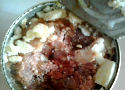 1. Этап. Щавель с тушенкой: Для супа с тушенкой нам, естественно, понадобится сама тушенка. Хорошо бы еще, чтобы она была из мяса, а не из его заменителей. Но это уже на ваше усмотрение. Открываем банку тушенки и видим слой жира. Я предлагаю его не выбрасывать, а снять и положить в сковороду, на которой мы будем пассеровать натертую морковь с нарубленным репчатым луком.