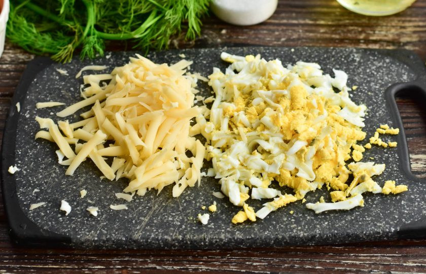 1. Этап. Шаурма со сметанным соусом: Натрите на крупной терке вареное куриное яйцо и твердый сыр.