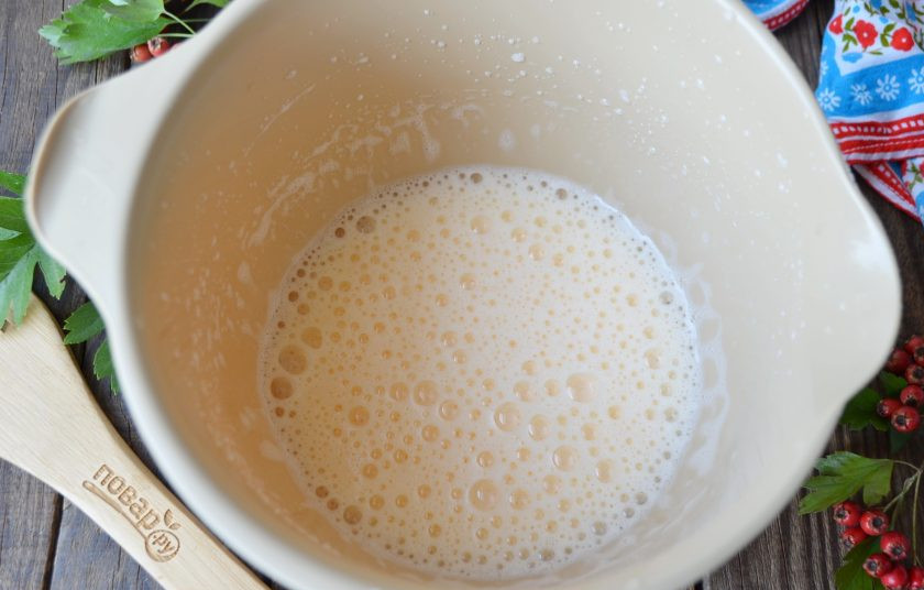 1. Этап. Пирог из кабачков и яблок: Когда образуется такая светлая пышная масса, введите сахар, масло рафинированное, специи. Продолжайте взбивать и вводите частями муку и разрыхлитель.