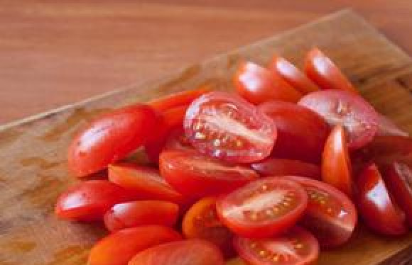 1. Этап. Моцарелла с помидорами: Помидоры черри режем пополам.