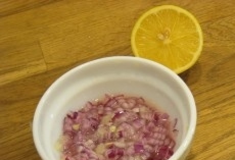 1. Этап. Салат с яблоками и курицей: Очистите и вымойте лук. Мелко нашинкуйте его. Возьмите один лимон, порежьте его пополам, затем выдавите из него сок в глубокую тарелочку. Положите в лимонный сок нарезанный лук. Перемешайте массу, поставьте её в холодильник на 2-3 часа.