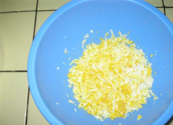 1. Этап. Пирожки из слоеного теста без дрожжей: 4. Яйца остудить, очистить и измельчить. Можно натереть на терке или нарезать мелкими кубиками.