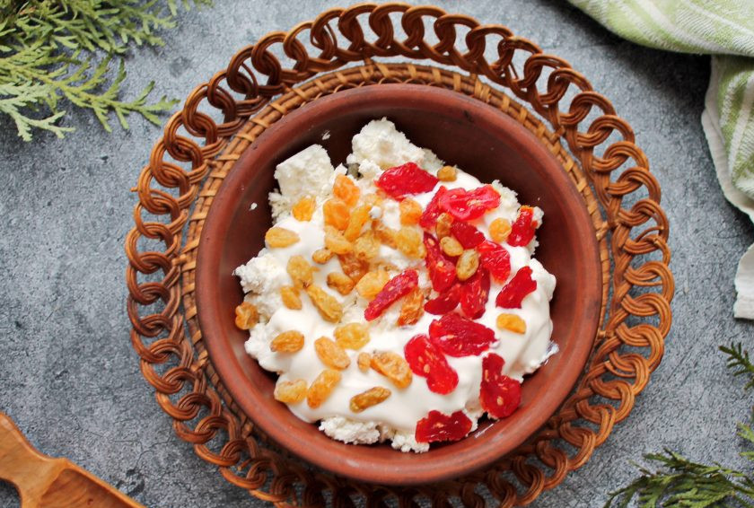 1. Этап. Творог с мацони: Выложите сверху сухофрукты, если они крупные порежьте на кусочки. Все перемешайте и подавайте к столу.