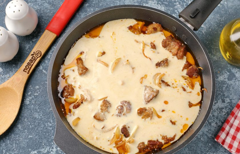 1. Этап. Тушёная свинина в сметанно-горчичном соусе: Добавьте соус в сковороду. Отрегулируйте на соль.