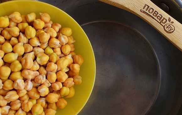 1. Этап. Оши бурида: Нут опустите в кипящую воду (или бульон), варите до мягкости на медленном огне.