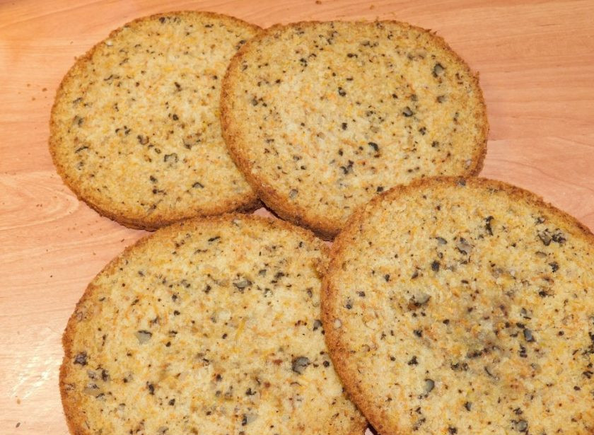 1. Этап. Торт Сладкая жизнь: Готовый бисквит остудите и разрежьте на 3-4 коржа.