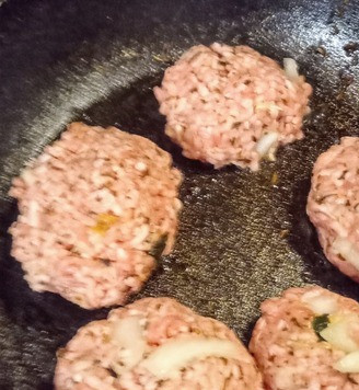 1. Этап. Острые гамбургеры из баранины с лимонным йогуртом: Разогреть оставшееся масло на сковороде и готовить гамбургеры по несколько минут с каждой стороны до желаемой готовности. Я люблю их розового цвета (это - готовность 