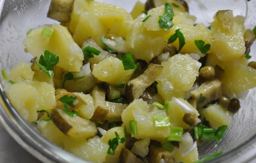 1. Этап. Салат картофельный с маринованными огурцами: Добавьте специи по вкусу, можете заправить салат маслом растительным.