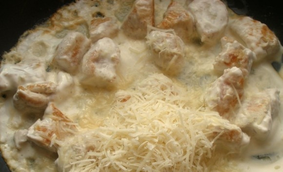 1. Этап. Грудка индейки в сметанном соусе: Сыр натираем на мелкой терке и добавляем к мясу вместе с солью и перцем.