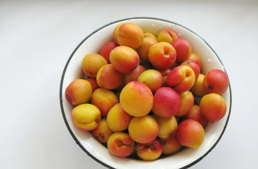 1. Этап. Абрикосовое варенье с ванилью: Абрикосы хорошо помойте.