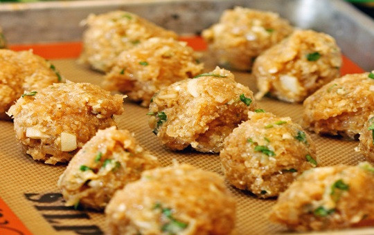 1. Этап. Тефтели с подливкой куриные: 2. Посолить и поперчить все по вкусу. Тщательно перемешать. В рецепт приготовления тефтелей с подливкой куриных можно добавить также немного специй или овощей по вкусу - сладкий перец, сельдерей, морковь, например.