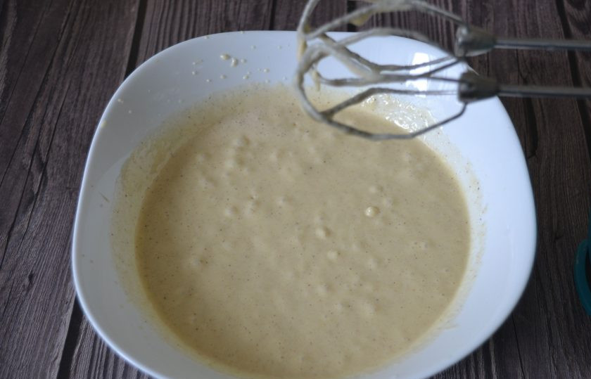 1. Этап. Манник с яблоками на сметане: Взбейте все вместе до равномерного состояния.