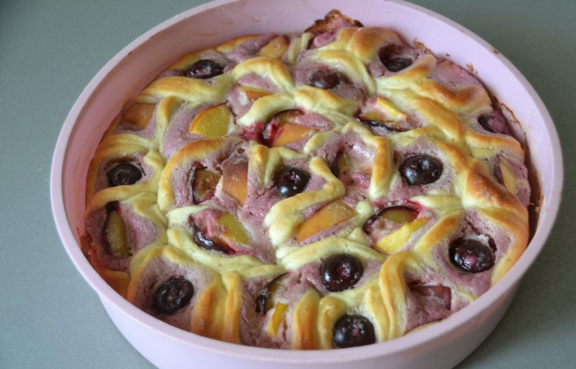 1. Этап. Воскресный пирог: Выпекайте пирог в предварительно разогретой до 180 градусов духовке 30-35 минут.